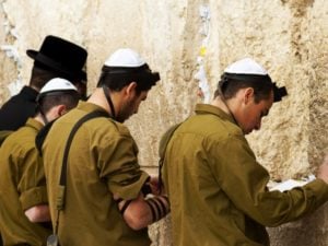 FLICKR-Soldados-rabino-rezando-kotel-415715_640x480