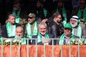 Funcionarios de Hamas, entre ellos el jefe de Hamas en Gaza, Ismail Haniyeh (centro), asisten a una ceremonia de graduación en una de los 18 nuevos campos de entrenamiento militar "Vanguardias de la Liberación" de Hamas en Gaza, en enero de 2015. (Fuente de la imagen: Paltimes)