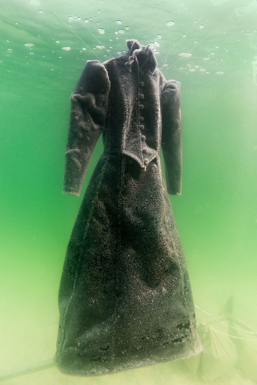 Un vestido sumergido dos años en el Mar Muerto: ¡como salido de un cuento de hadas!