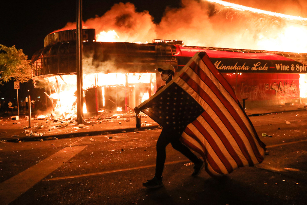 Decretan toque de queda en NY tras protestas por caso George Floyd