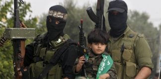 Terroristas palestinos con armas y un menor de edad