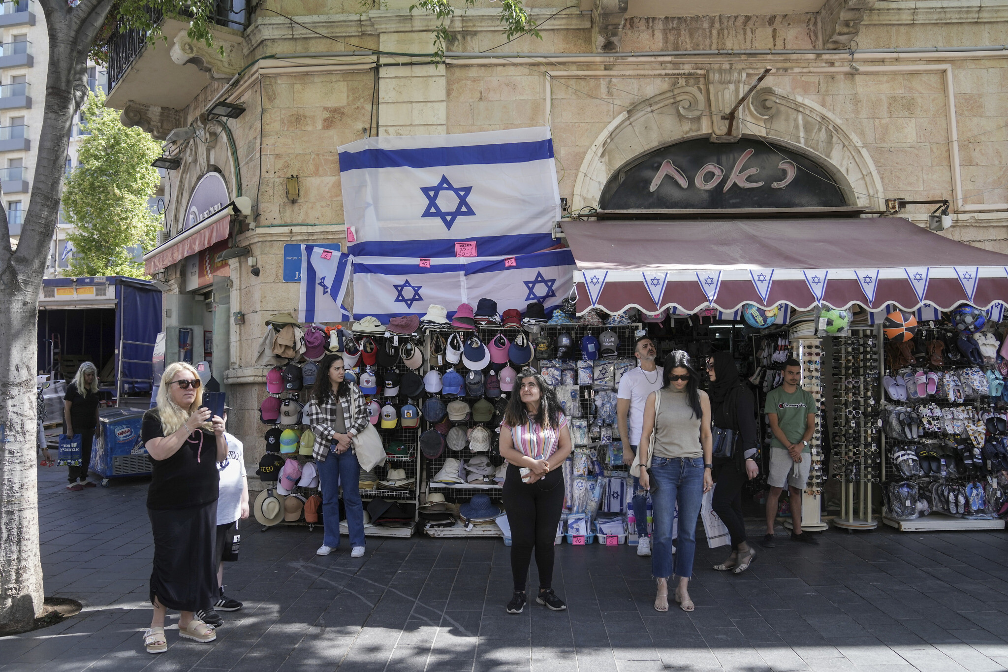 La gente permanece inmóvil en Jerusalén mientras suena una sirena de dos minutos en todo Israel para conmemorar el Día del Recuerdo del Holocausto el 18 de abril de 2023 (Yonatan Sindel/Flash90)